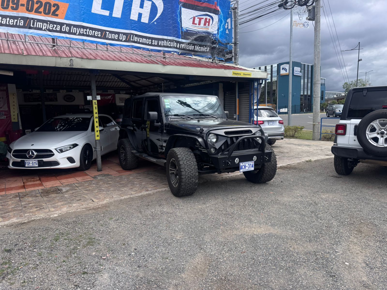 Jeep frente al taller
